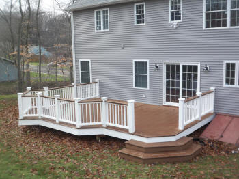 trex deck with herringbone decking pattern king posts and white vinyl rails